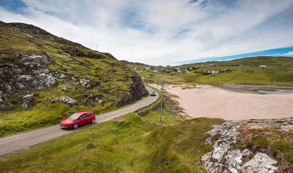 coche-en-montaña